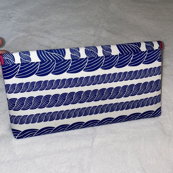 🆕 NWT Vineyard Vines Rope Style Clutch in Ocean Reef Blue and Hot Pink Interior - Picture 2 of 7